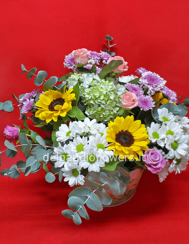 Composizione di fiori freschi per centrotavola.