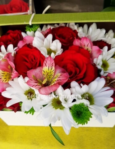 scatola piccola con fiori misti