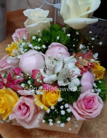 scatola con fiori Peonie rose etc