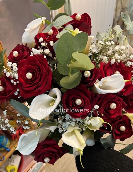 Bouquet calle e rose rosse con perline