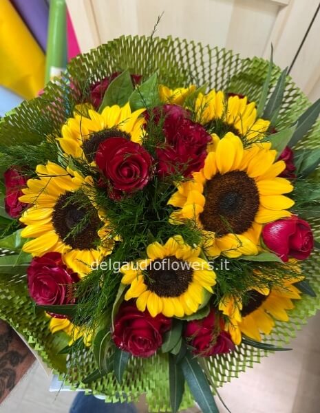 Girasoli e rose rosse
